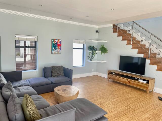 Beachhouse! Seaview, pool, battery back-up gallery image 3