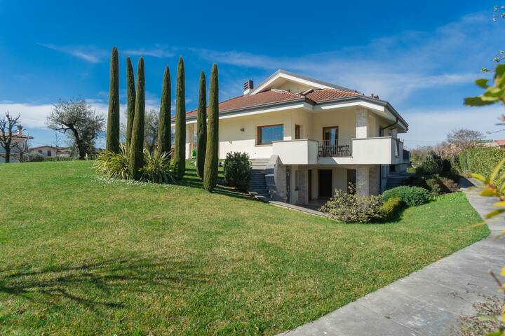 Villa Vescovado con vista su colli e vigneti gallery image 5