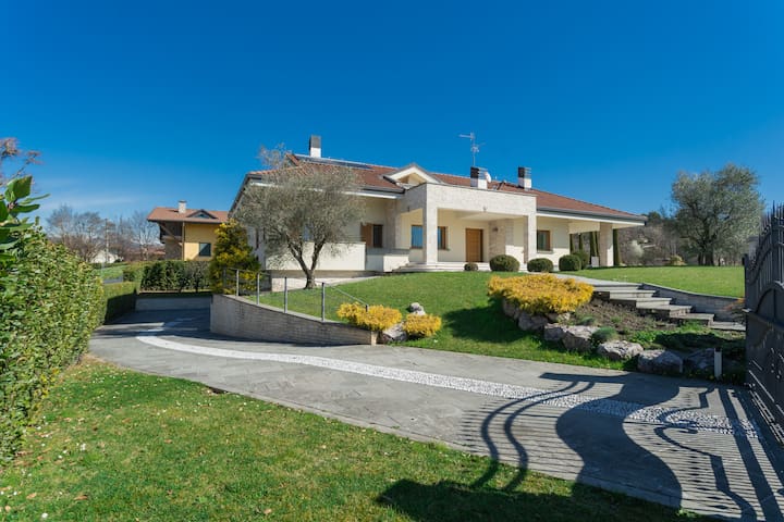 Villa Vescovado con vista su colli e vigneti