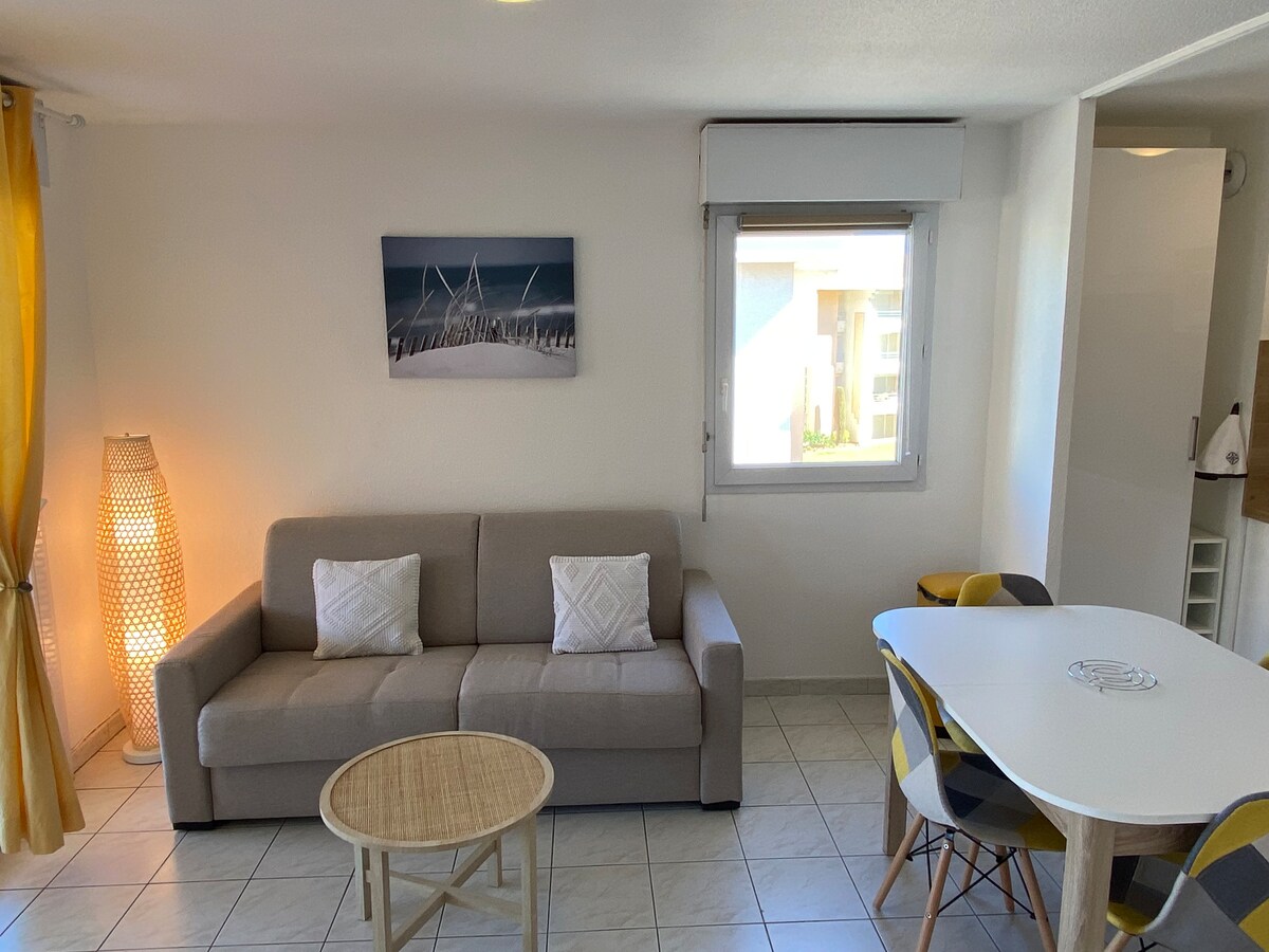 Popular Airbnb listing: Port Fréjus apartment/walking distance to beach/parking in Fréjus