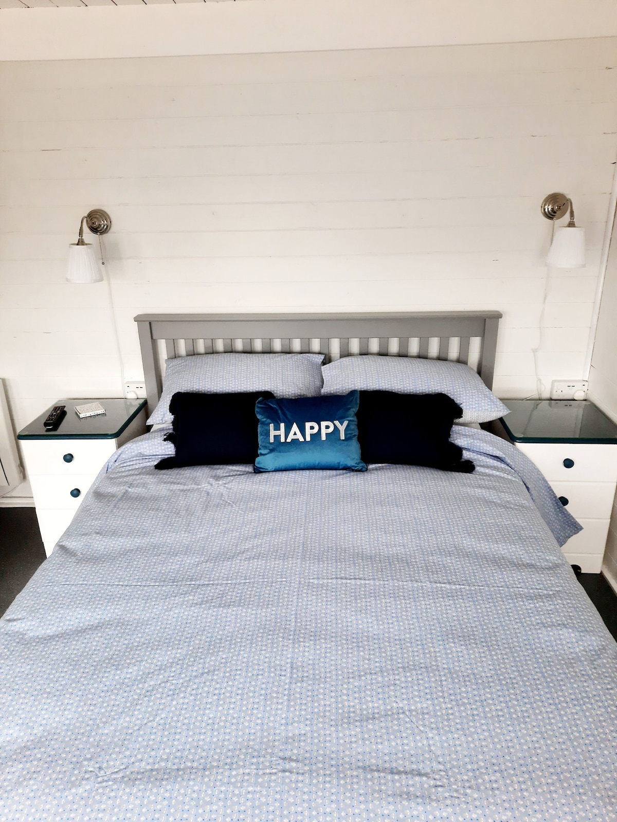 La cama es tamaño king, y en caso de que tu huésped sea un edredón, el edredón es de tamaño súper tamaño 