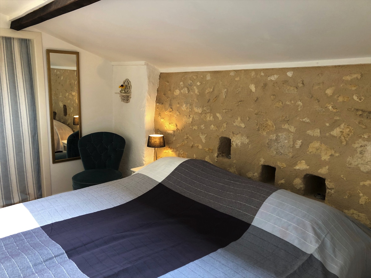 חדר שינה 1 עם מיטה זוגית גדולה במיוחד.