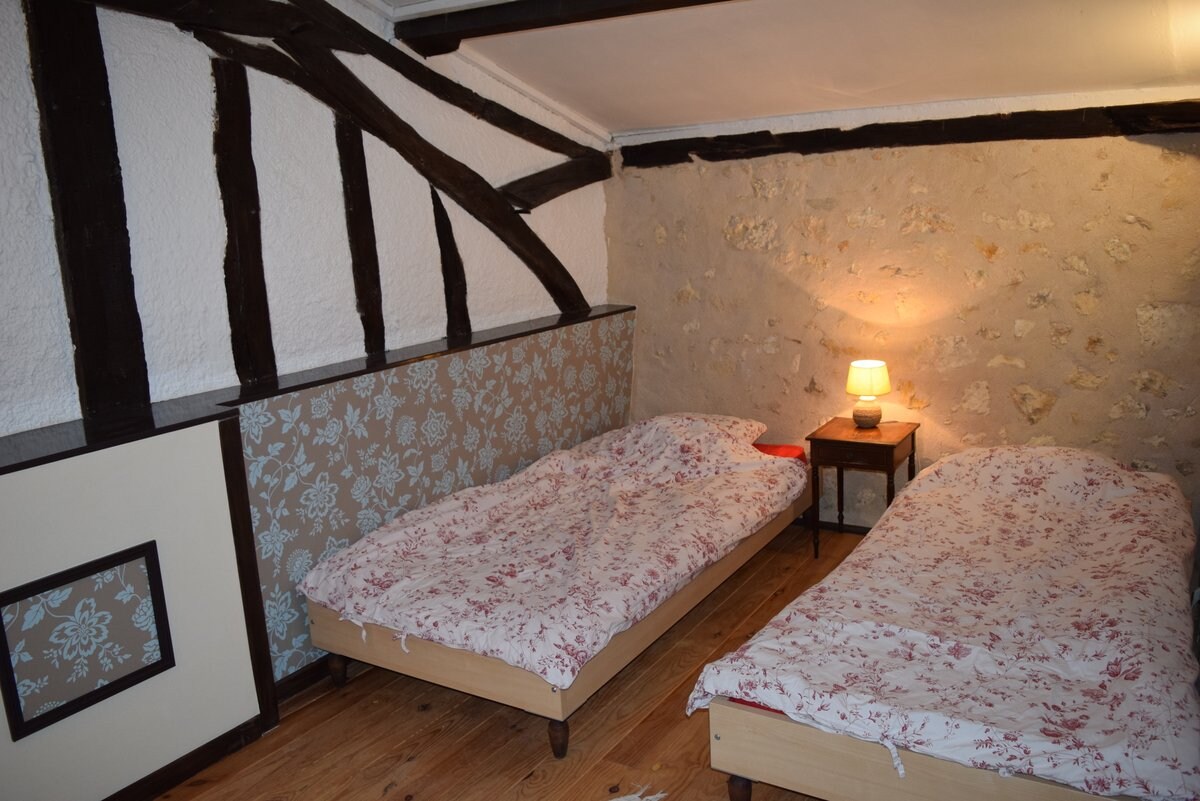 חדר שינה 2 (המיטות יכולות להיות 2 יחיד או להעביר יחד כדי ליצור מיטה זוגית)