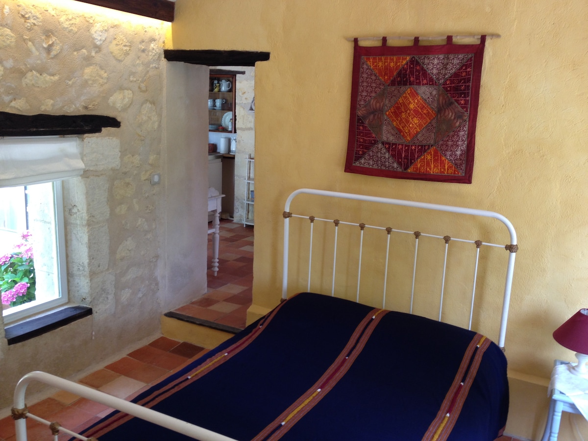 חדר שינה 4 (כפול) במקום השני.  שני הסנינים כלולים בהשכרה שלכם. 

פונה דרומה עם גישה ישירה למרפסת פרטית וגנים.

דלת לאזור טרקלין פרטי, מטבחון וחדר רחצה מודרני.