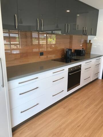 Tranquil Retreat 10 min Hob-Wifi SMART TV SEC Yard gallery image 3