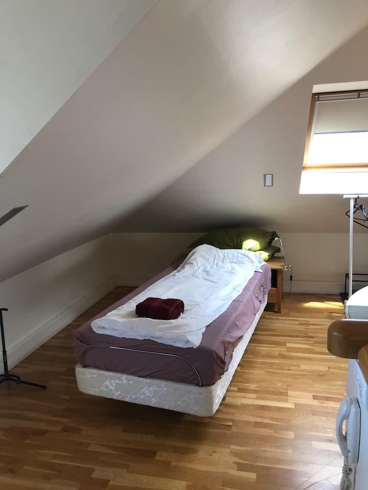 เตียงหลังที่ 2 ในห้องนอนชั้นบน 