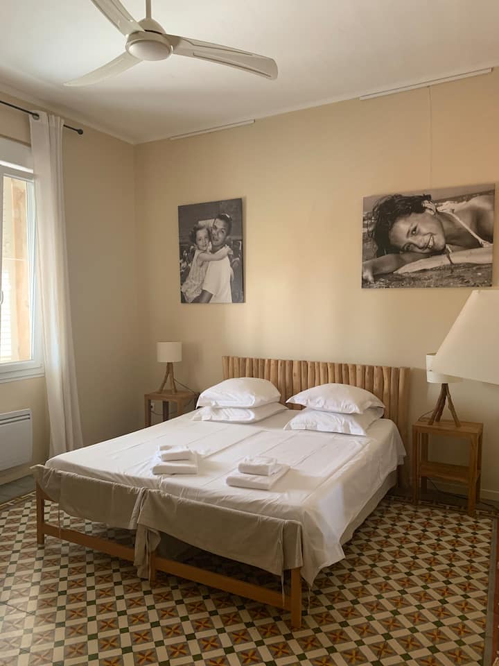 ห้องนอนคู่ขนาดใหญ่เพดานสูง: 3.15 ม. ตู้เสื้อผ้าพัดลมเพดานตู้เสื้อผ้าเตียง 180 X 200