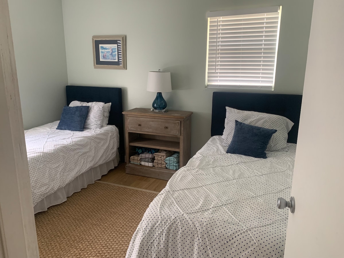 Ორი ტყუპი საწოლი ჭკვიანი ტელევიზორით.