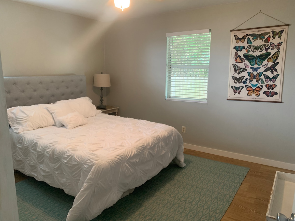 Queen საწოლი USB საშუალებების bedframe და ჭკვიანი ტელევიზორი.