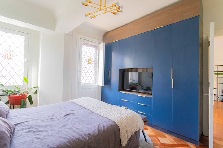 Საძინებელი
Queen ‑ ის ზომის საწოლი და უამრავი კარადა და სათავსო