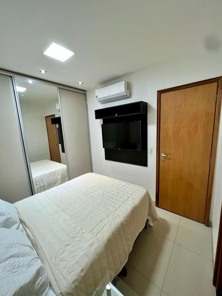 Suite na kitanda mara mbili, hali ya hewa ya 9000 BTUs, TV 43', WARDROBE na mlango sliding na pazia na nyeusiout.