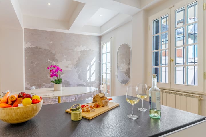 Chic 2bd2ba in City Center|Steps to Santo Spirito