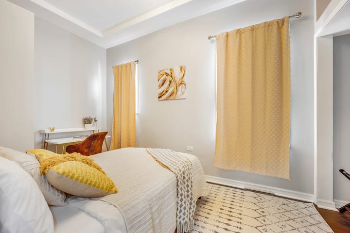 Спална соба на 1 кат со работно биро!