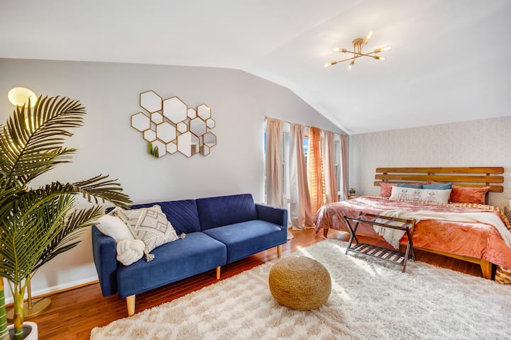 Брачен кревет (широк 150-179 см) во главната спална соба со многу природна светлина! 