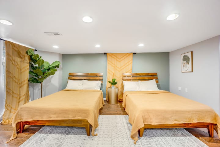 Спална соба на пониско ниво со 2 душека од мемори пена во целосна големина! 