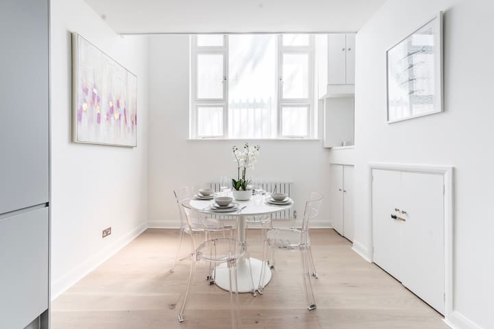 House nr Hyde Park w Free Luggage Storage nearby gallery image 4