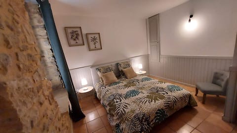 Village House (rated 3 stars) in Vénéjan.