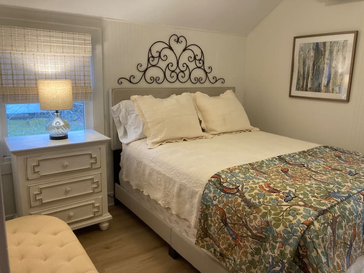 Двойно легло, по - голямо нощно шкафче с тиражи. Пейка с отворен капак за допълнително съхранение.