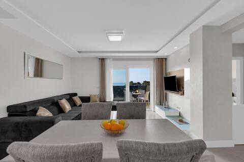 Apartment Hrvoje - only 50 m to the sea