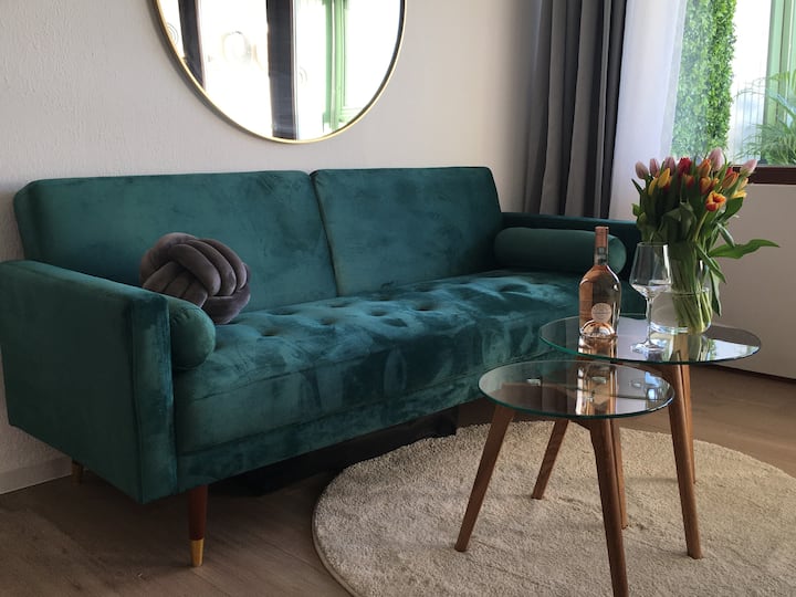 Sehemu yetu ndogo ya kuishi. Inafaa kwa ajili ya jioni za televisheni zenye starehe au kama chaguo la ziada la kulala. 