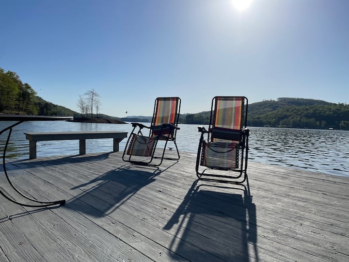 Lakefront, 12 guests, few stairs, private dock Houses for Rent in