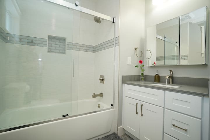 Brand New clean lovely house close to everywhere gallery image 4