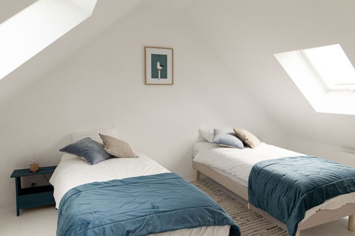 Dhomë gjumi në katin e sipërm - 2 krevate 90 x 200 - mundësi sipas kërkesës për një krevat dopio "king" 