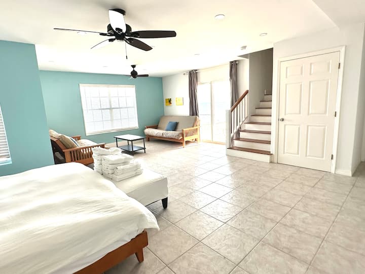 ชั้นใต้ดินเต็มรูปแบบพร้อมเตียงคิงไซส์ผ้านวมเดินออกไปที่ดาดฟ้ากระเบื้องใหม่ 