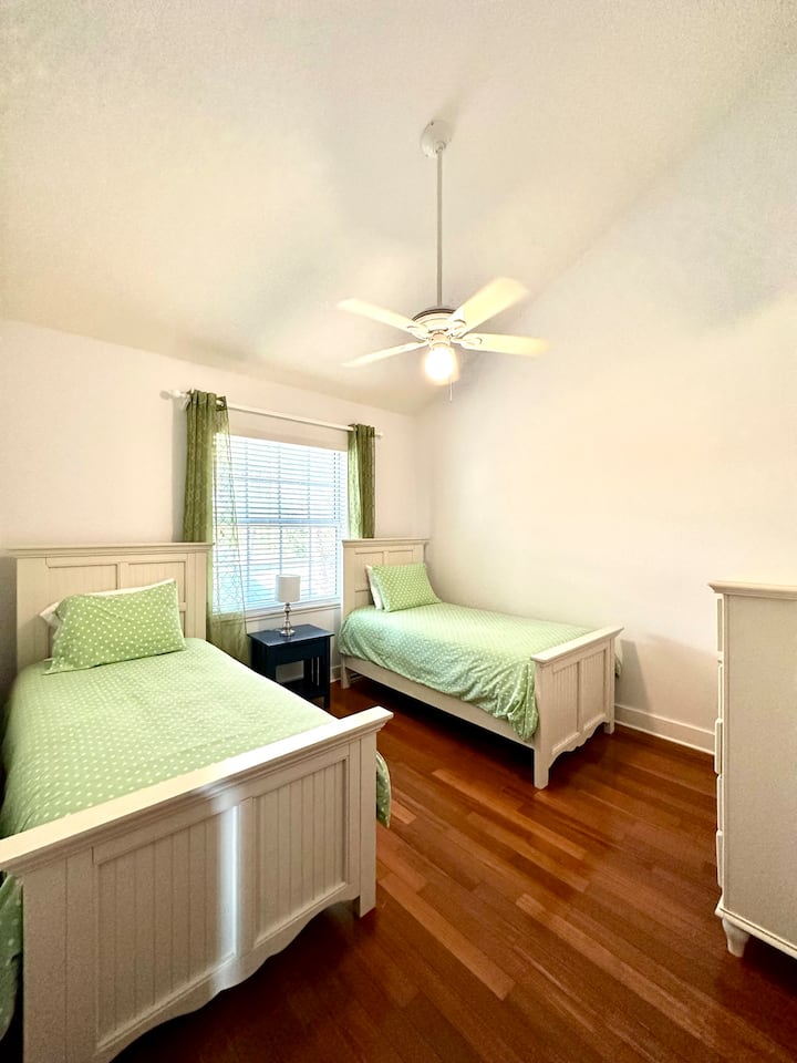 ห้องนอนเด็กบนชั้น 3 มีตู้เสื้อผ้ากว้างขวาง 