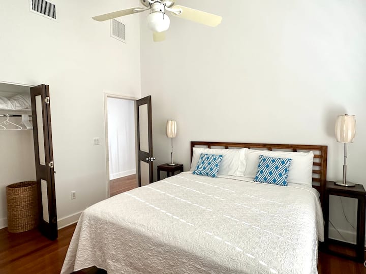 ห้องนอนคิงไซส์บนชั้น 3 พร้อมตู้เสื้อผ้าขนาดใหญ่