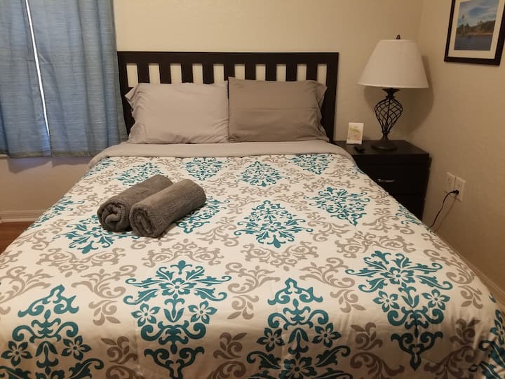 Chumba cha 2 cha kulala: Kitanda aina ya Queen