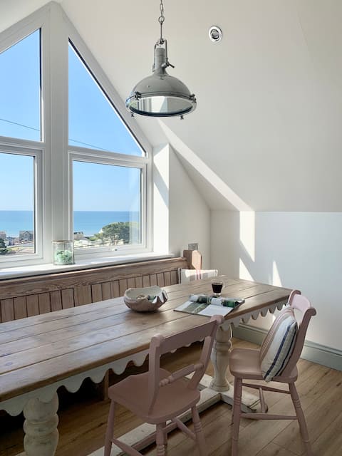 Sea views, hot tub, sleeps 4