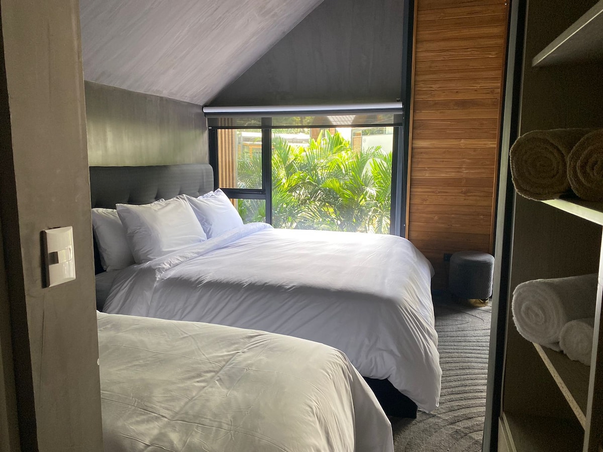 Nuestro dormitorio cuenta con camas tamaño king superior y tween