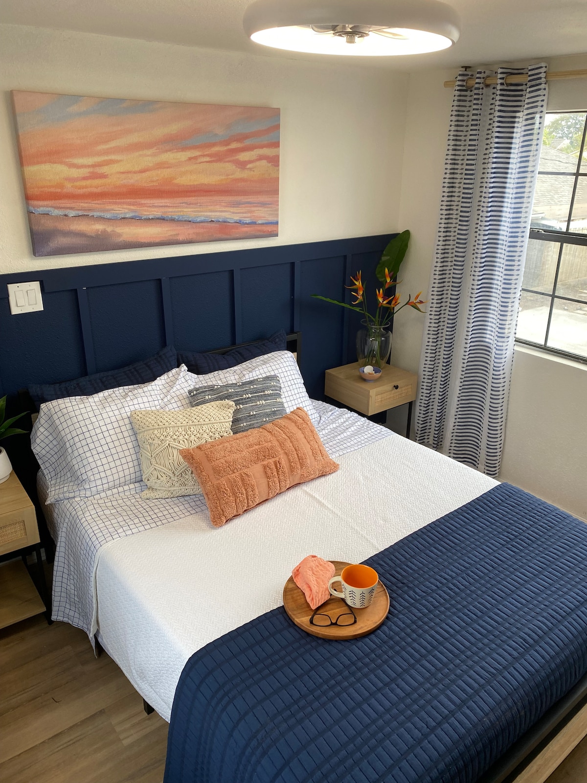 Kitanda cha ukubwa wa malkia chenye starehe.