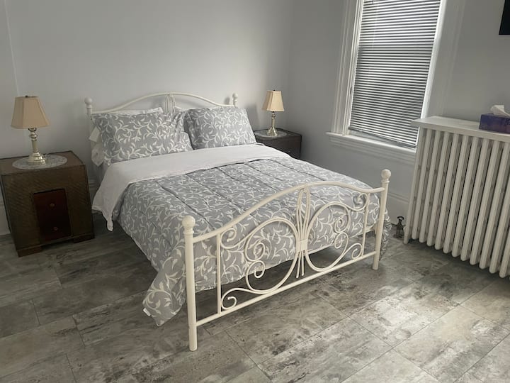 二楼卧室；双人床