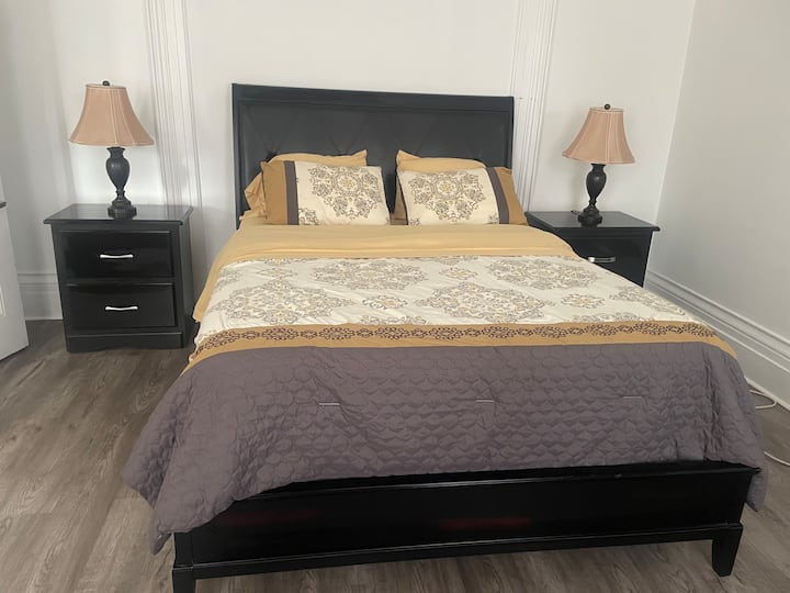 主楼层卧室；标准双人床