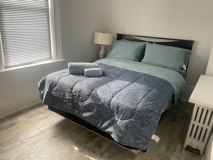 二楼卧室；双人床