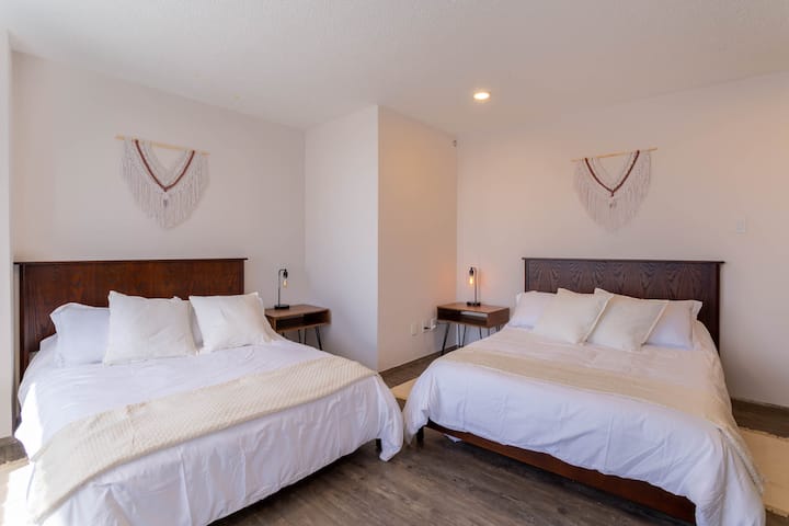 Zakoračite u drugu spavaću sobu s dva udobna bračna kreveta i prekrasnim dekorom koji stvara ugodnu i prijatnu atmosferu