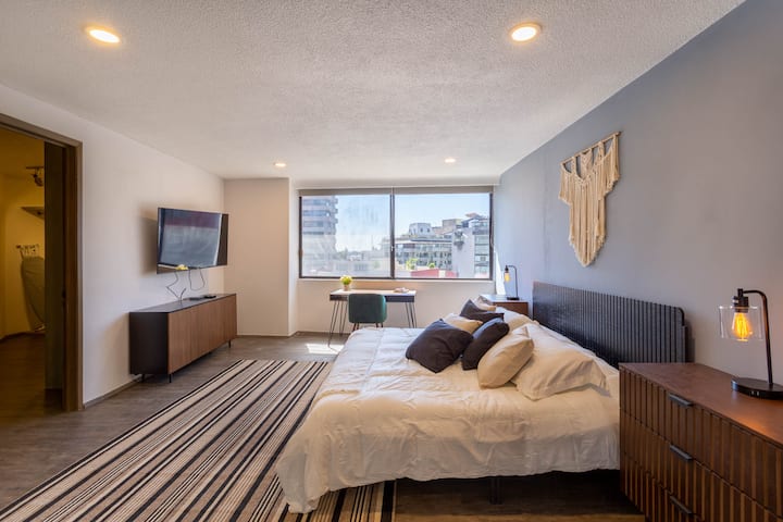 Uživajte u zadivljujućem pogledu na grad iz glavne spavaće sobe koja ima udoban bračni krevet, TV ravnog ekrana i privatnu kupaonicu