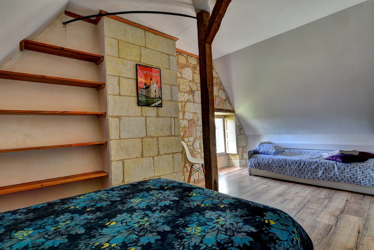 Habitación con cama doble de 140 cm y 1 cama individual 