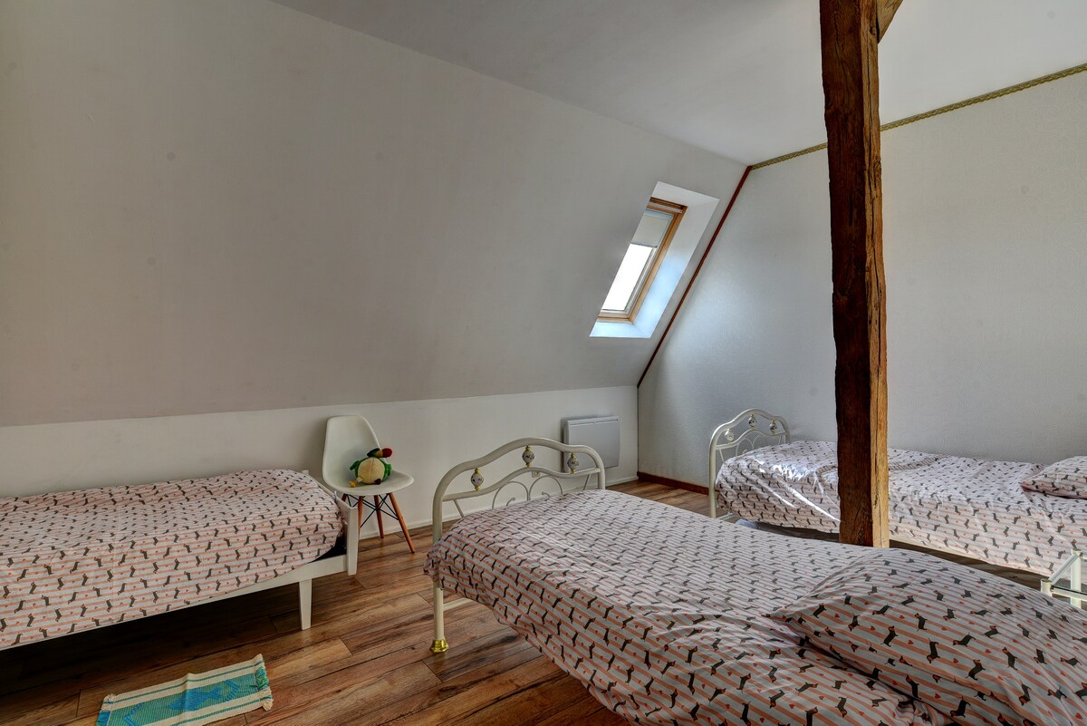 Habitación infantil con 3 camas individuales 