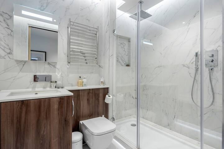 Luxury 2Bed 2Bath Oxford st +AC gallery image 5