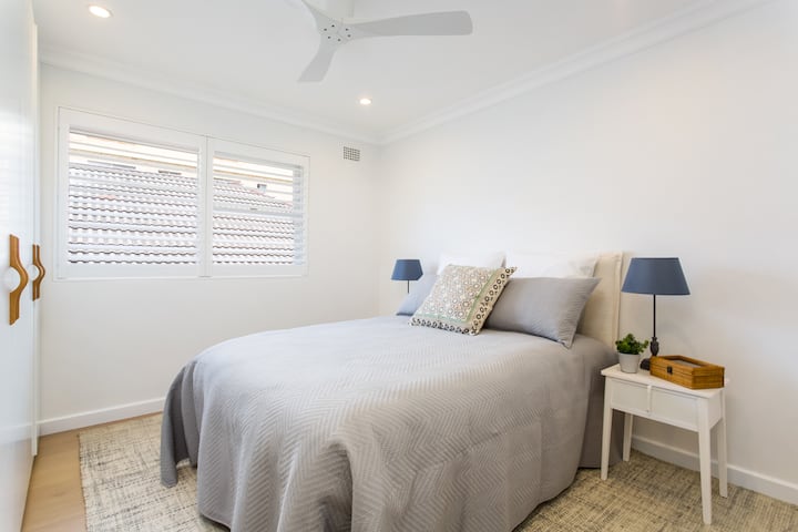 Spavaća soba s druge strane apartmana s bračnim krevetom i ormarom.