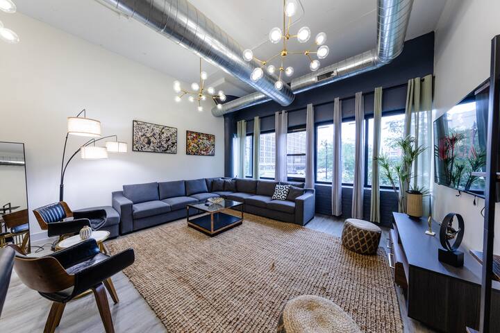 The Michigan Suite | 6BR Luxury Loft in South Loop gallery image 3