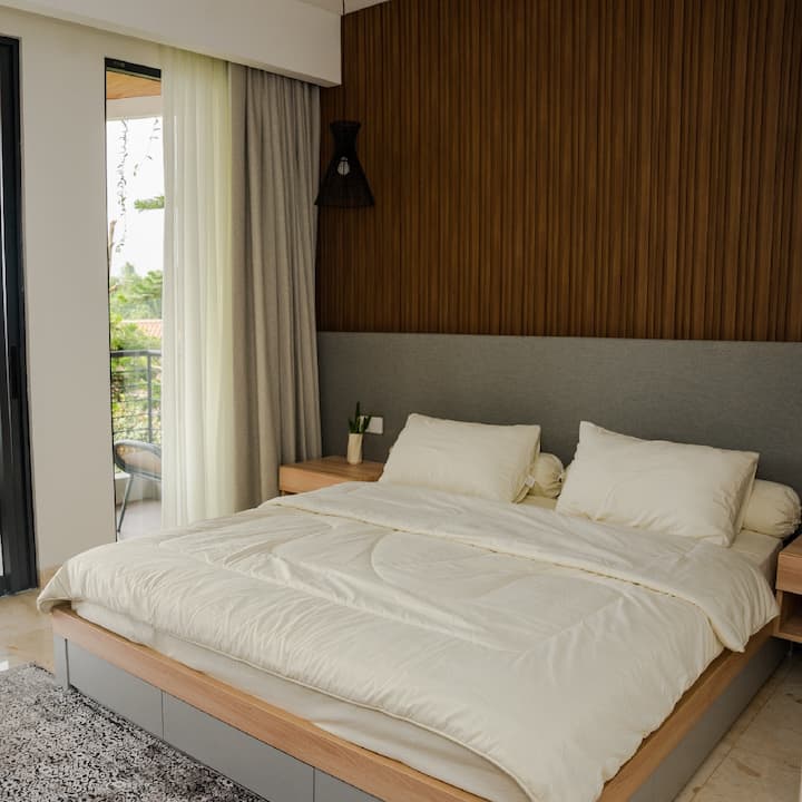 Bobo Kamer - Kingsize bed - 1e verdieping - Balkon met uitzicht op het zwembad