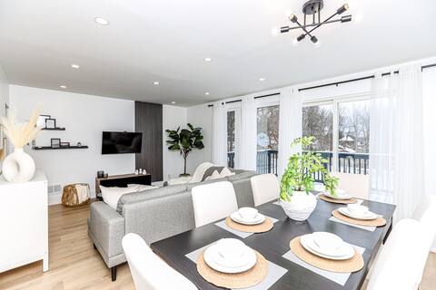 Charming Main Floor w Hot Tub