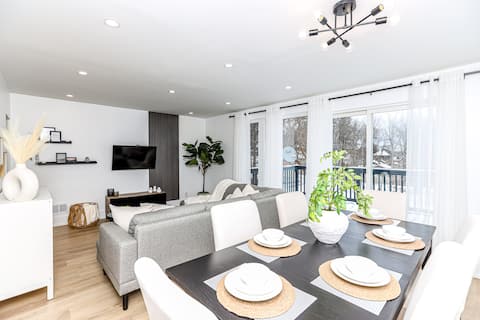 Charming Main Floor w Hot Tub