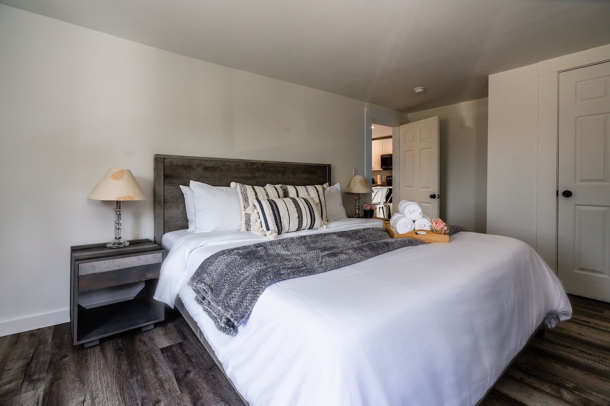 Pohodlie veľkosti King s luxusnou posteľnou bielizňou vám udrží dobrý pocit zo spánku.