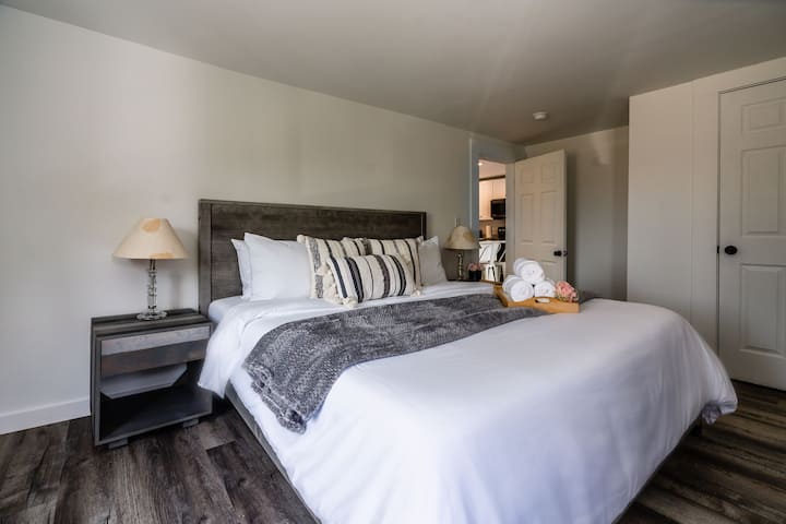 Удобството с двойно легло king size и луксозно спално бельо ще ви накара да се чувствате добре, когато спите.