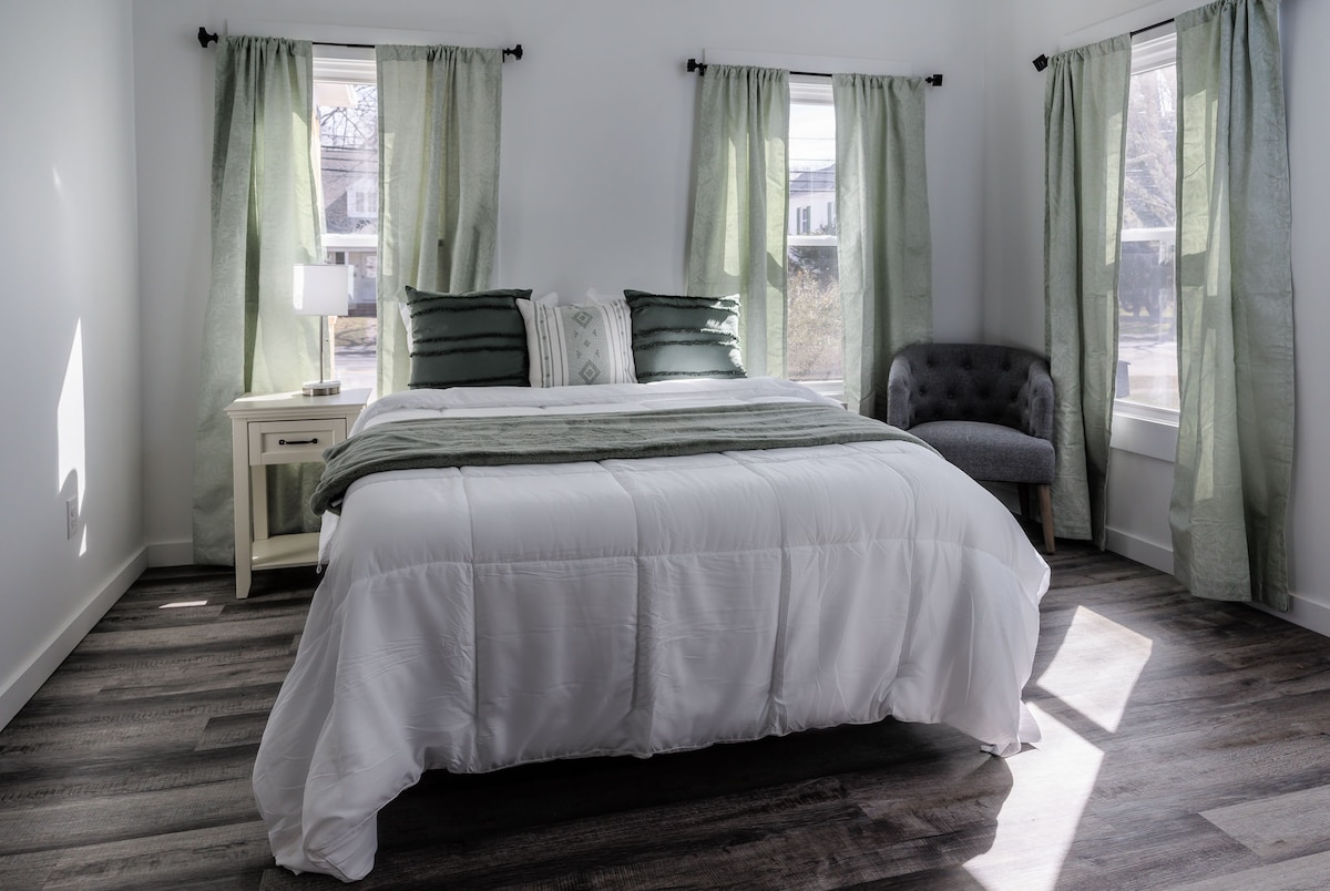 Táto druhá spálňa ponúka kráľovskú posteľ s krížovým vánkom, ktorý sa nachádza len v Maine.